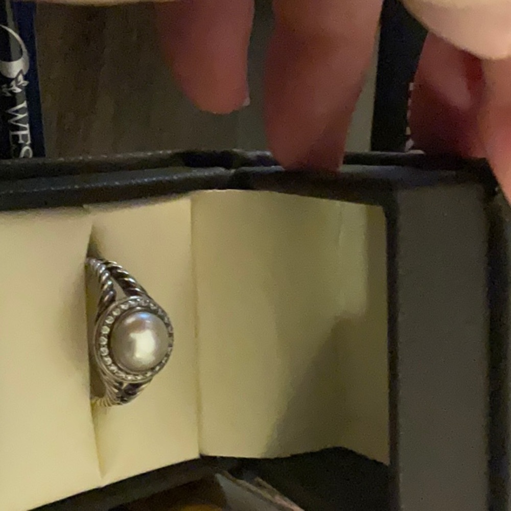 Elegant Silver Pearl Ring - Picture 6 of 6